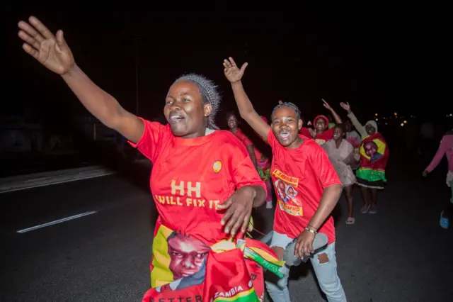 A Zambia, magoya bayan jam'iyyar adawa ta United Party for National Development (UNDP) na rawa bayan da aka sanar da Hakainde Hichilema a matsayin wanda ya ci zaɓen ƙasar ranar Litinin ran 16 ga Agustan, 2021