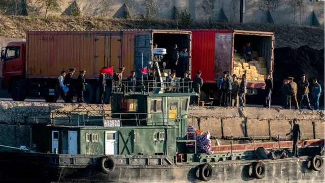 북한 쪽 국경에서 중국 장쑤성 화물선이 북한 컨테이너트럭 화물을 수거하기 위해 대기하고 있다.