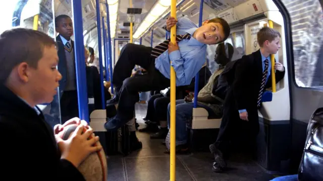 Днем в лондонском метро тоже иногда бывает весело. Но не всем