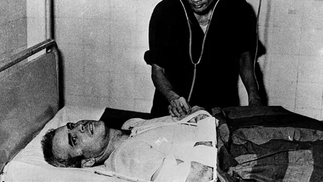 جان مک‌کین پس از سقوط هواپیمایش در ویتنام در اسارت نیروهای ویتنامی