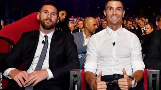 Lionel Messi (ibumoso) na Cristiano Ronaldo (iburyo)