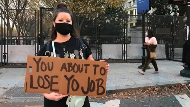 معارضو ترامب وقفوا بلافتات للتهكم عليه على الطريق من ناديه للغولف وحتى البيت الأبيض