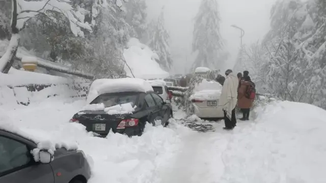 मरी में बर्फबारी