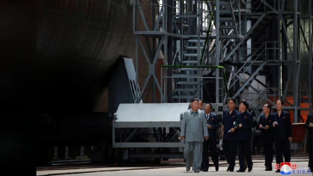 Ông Kim Jong-un đi kiểm tra một nhà máy đóng tàu ngầm hôm 23/7 nhưng địa điểm không được tiết lộ