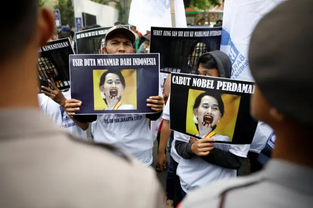 Protesta en Yakarta, Indonesia, contra Aung San Suu Kyi por la violencia contra los rohingyas en Myanmar.