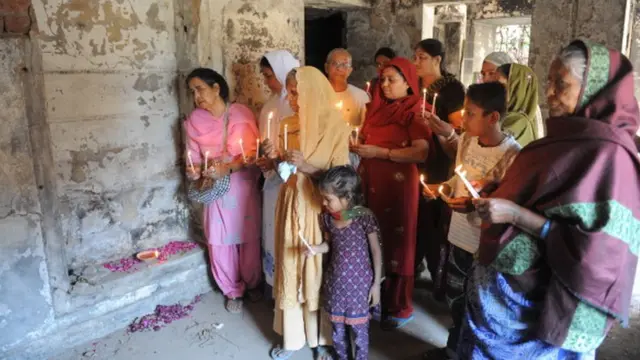 ગુલબર્ગ સોસાયટીમાં અંજલિ આપવા પહોંચેલા પીડિત પરિવારોની તસવીર