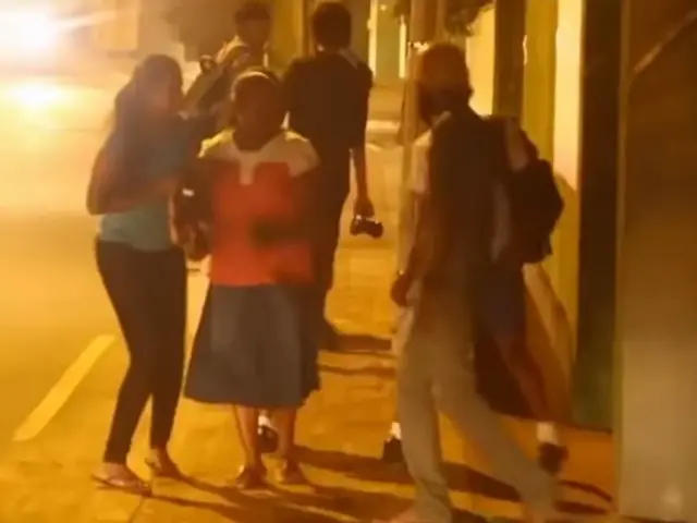 මහා මාර්ගයක් අසල සැඟවී සිටින 'භූතයා' පදිකයින්ගේ ඉදිරියට පනියි