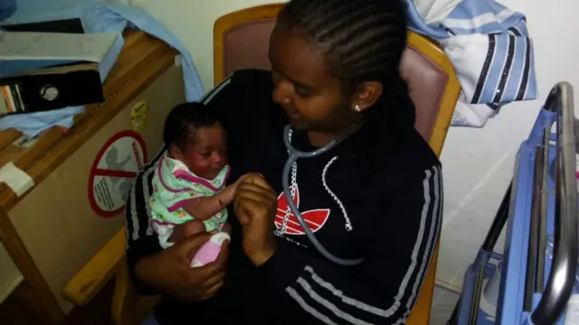 የሕፃናት ሕክምና ክፍሎች ልጆችን ያማከሉ እንዲሆኑ በሥዕል እና መጫወቻ ማሳመር ጥያቄዋ ነበር።