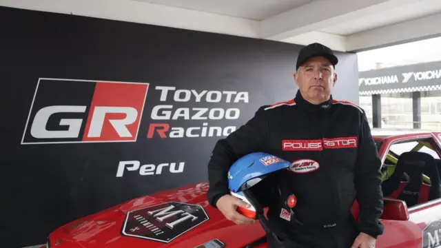 Pacho Cantt, en el garaje junto a su bólido.