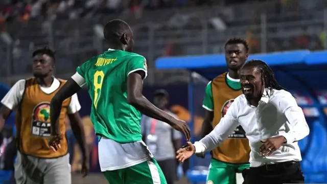 Cissé jubile avec Cheikhou Kouyaté, le capitaine des Lions