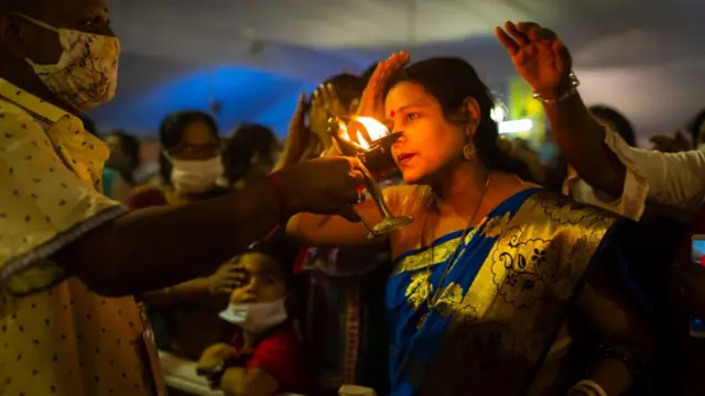 ফাইল ছবি: হিন্দুদের দুর্গাপুজা শুরু হবে সামনের সপ্তাহে। ডুবে যাওয়া ট্রলারটির অনেক মানুষ এক হিন্দু ধর্মীয় অনুষ্ঠান মহালয়ায় যোগ দিতে যাচ্ছিলেন।