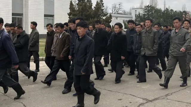 Pyongyang'daki film stüdyosunda çalışan işçiler