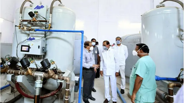 తెలంగాణ ముఖ్యమంత్రి కె.చంద్రశేఖర్ రావు బుధవారం గాంధీ హాస్పిటల్‌ను సందర్శించారు.