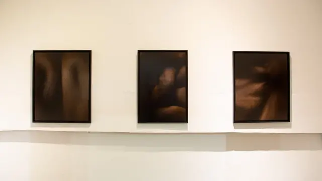 Des photographies de corps noirs de l'artiste rwandais Gilles Dusabe sont accrochées.