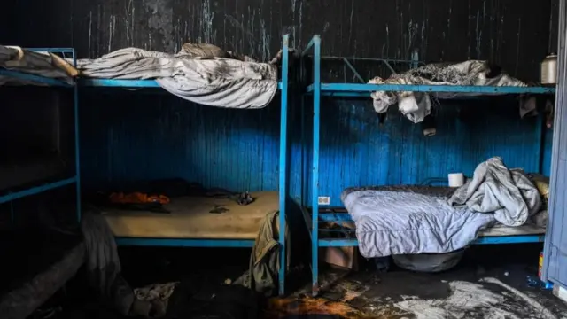 Los restos chamuscados de una de las habitaciones del orfanato.