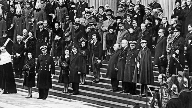 الأسرة المالكة في بريطانيا تحضر مراسم جنازة تشرشل في كاتدرائية القديس بول