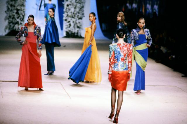 Vestidos da última coleção de Yves Saint Laurent em desfile que incluiram peças originais de coleções anteriores