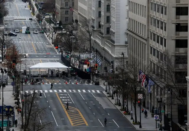 美国国民警卫队已在警戒线范围设置路障。