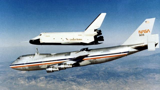 Прототип шаттла Enterprise во время испытаний запускали в планирующий полет с самолета Boeing 747 Shuttle Carrier Aircraft