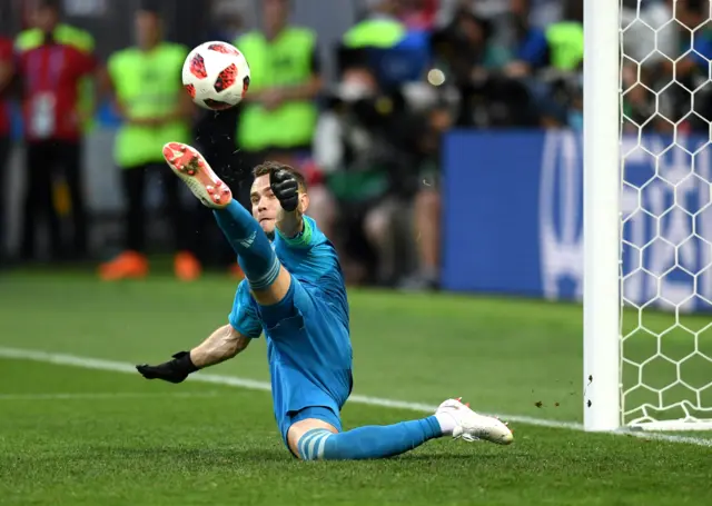 Rusya milli takımının kalecisi Igor Akinfeev, Iago Aspas'ın penaltısını kurtarırken