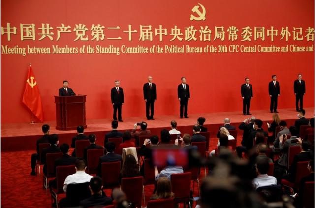 習近平在記者會上介紹了中共中央政治局常委的新陣容，並說大家"對他們都很熟悉"。