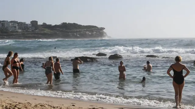 استرالیایی‌ها در آب دریا