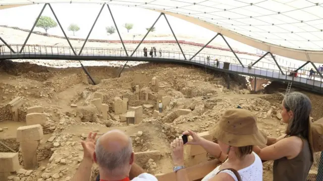 Orang-orang mengunjungi Gobekli Tepe, yang dianggap sebagai kuil tertua di dunia, setelah diberi status Warisan Dunia UNESCO di provinsi tenggara Turki Sanliurfa pada tahun 2018.