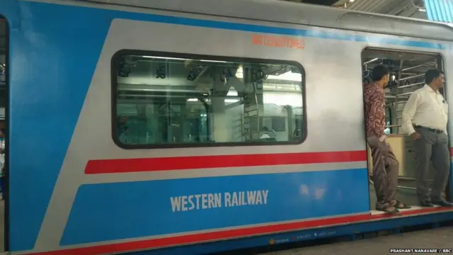 पहिली लोकल बोरीवलीहून सकाळी 10.30ला सुटली असून ती चर्चगेटपर्यंत गेली.