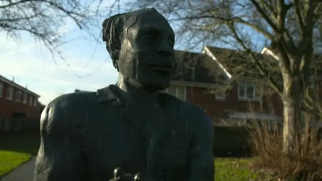 Estátua de Alfred Fagon
