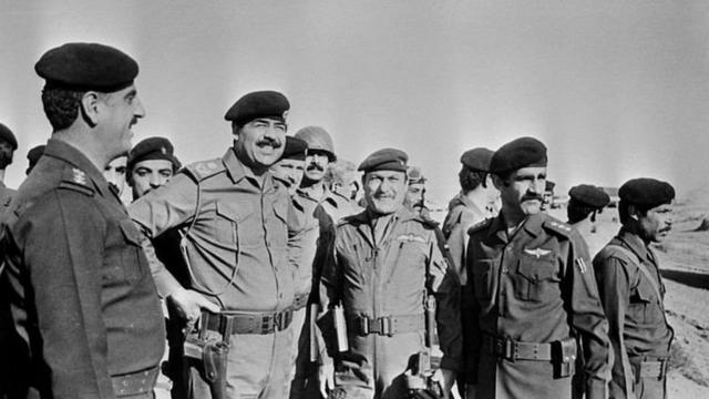 صدام حسين خلال زيارته لجبهة القتال