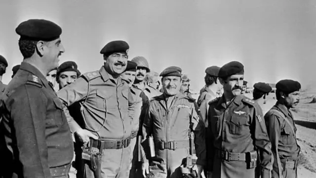 صدام حسين خلال زيارته لجبهة القتال