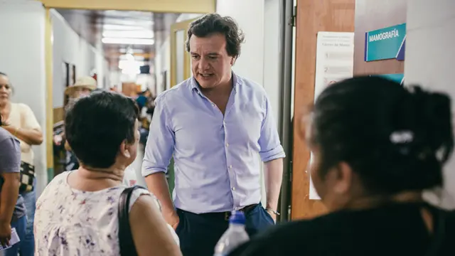 Guillermo Pepe con dos pacientes