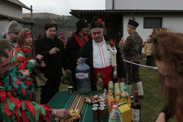 Survakari će tokom dana posetiti više desetina domaćinstava odnosno svaku nastanjenu kuću u selu. Domaćini očekiju njihov dolazak uz posluženje i darivaju mladence koji se ritualno venčavaju prilikom svake posete. Običaj je da se nakon gozbe pokloni, kao i prikupljeni novac doniraju najugorženijima.