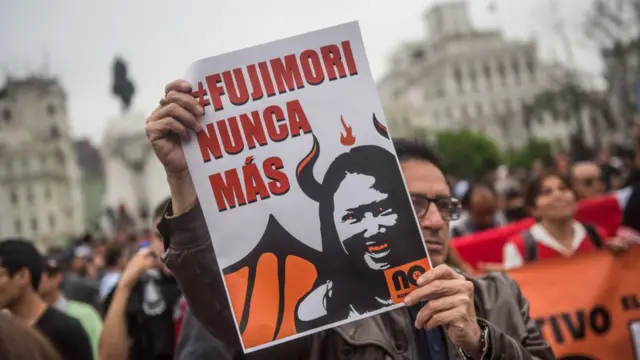 Pancarta que dice: "Fujimori nunca más"
