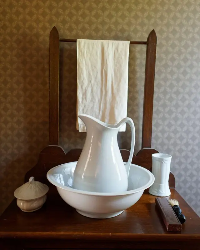 U prethodnim vekovima za pranje su se koristili bokal i lavor - danas je svakodnevno tuširanje uobičajeno