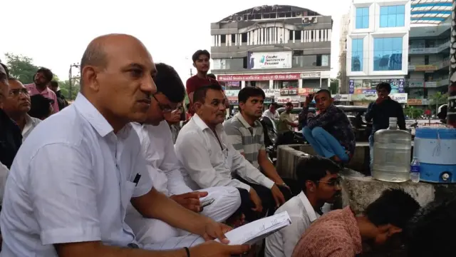 ધરણા પર બેસેલા લોકો