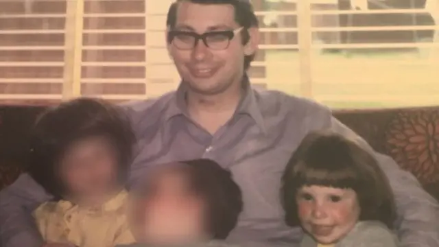 ريتشارد هاينز مع أطفاله الثلاثة وبينهم جيني