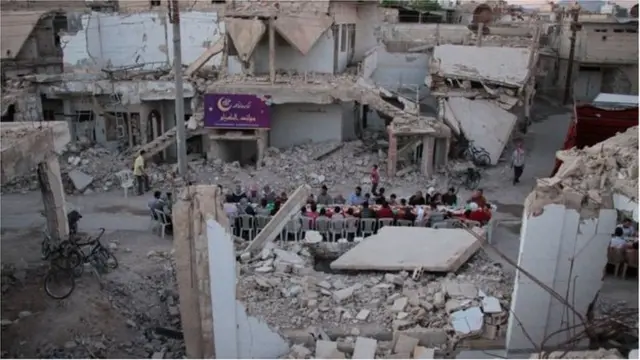 ছবিগুলো অনলাইনে প্রকাশের পর হাজার হাজার মানুষ তা শেয়ার করছে ও নিজেদের প্রতিক্রিয়া জানাচ্ছে।