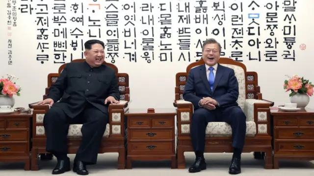 வட கொரிய அதிபர் கிம் ஜாங்-உன், தென் கொரிய தலைவர் முன் ஜே-இன்