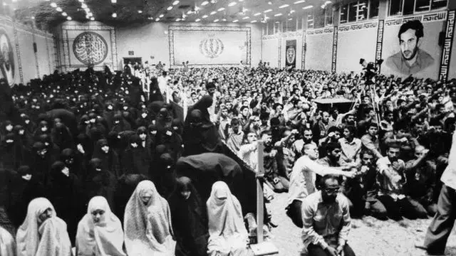 اسدالله لاجوردی همراه با زندانیان سیاسی در هم شکسته در حسینیه زندان اوین