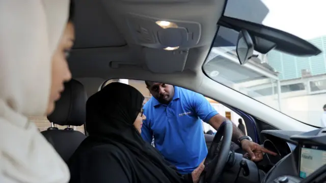 نساء في سيارة