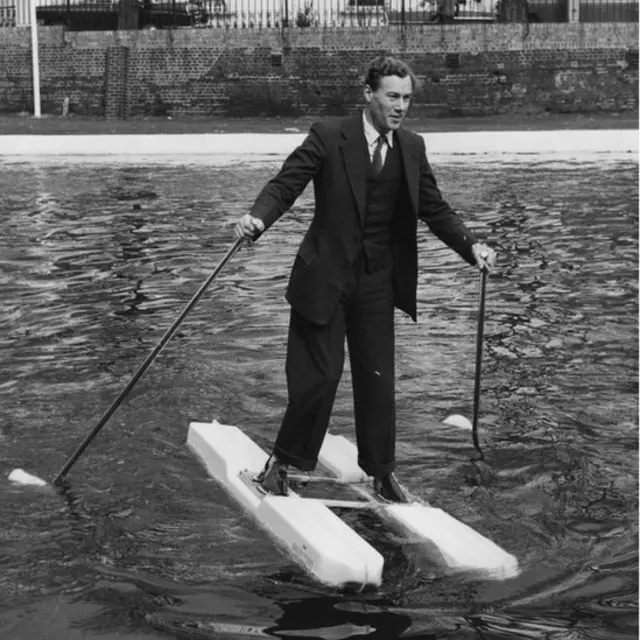 El inventor M W Hulton mostrando sus zapatos marinos.