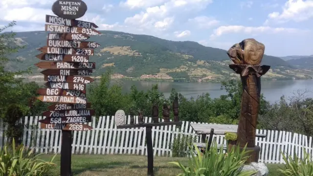 Kapetan Mišin breg u blizini Donjeg Milanovca je restoran sa tradivionalnom kuhinjom, ali i galerija na otvorenom