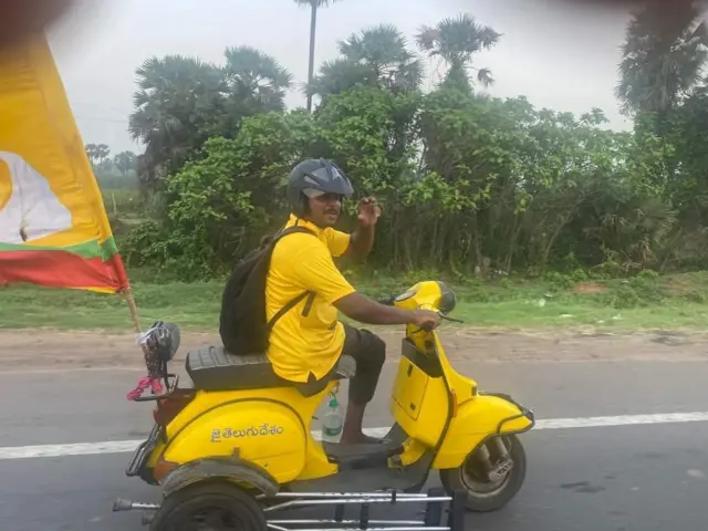 విశాఖ నుంచి ఒంగోలు మహానాడుకు వెళ్తోన్న టీడీపీ అభిమాని