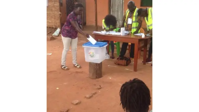 Une électrice dépose le bulletin de vote dans l'urne en Guinée Bissau