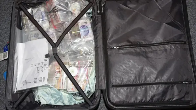 حقيبة مليئة بالنقود.