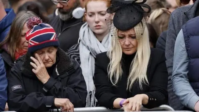 Лондонда Қиролича Елизавета билан видеолашишга келган британлар