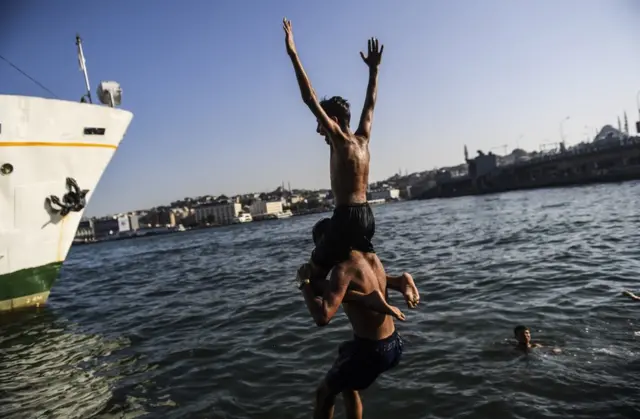 Denize giren insanlar