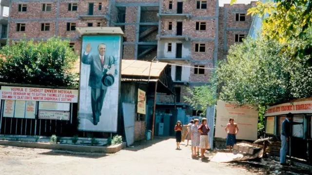 টিরানায় ১৯৮৫ সালে তোলা ছবি। রাস্তার পাশে আনোয়ার হোজার বিশাল ছবি