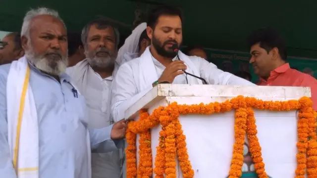 रैली को संबोधित करते तेजस्वी यादव